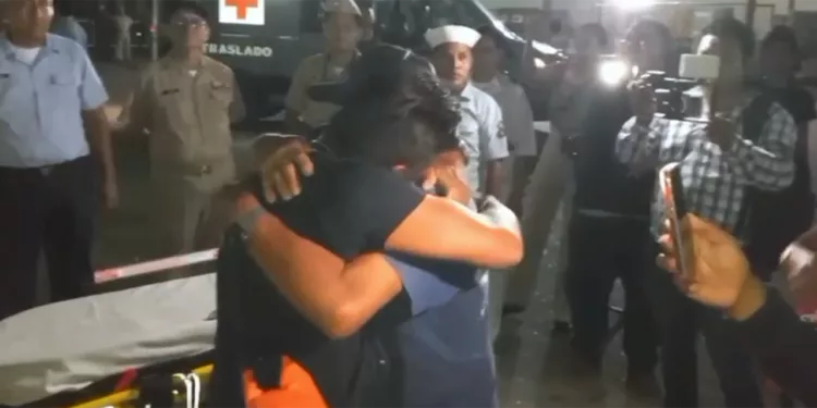 El abrazo esperado: Héctor Márquez toca tierra firme tras ocho días desaparecido en altamar
