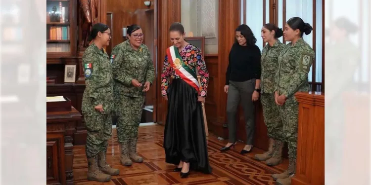 Foto: Presidencia de la República // Claudia Sheinbaum con el bordado juchiteco que uso en la ceremonia del Grito, el 15 de septiembre