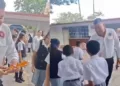 VIDEO | ¡No se vaya a quedar pobre!: Diputado de Morena presume entregar dos lápices por alumno y desata burlas