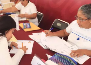 Contratación de normalistas por parte del IEEPO el pasado mes de abril.
