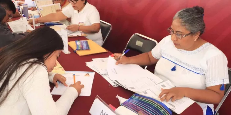 Contratación de normalistas por parte del IEEPO el pasado mes de abril.
