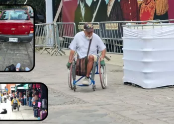 ¿Y las autoridades? Personas en silla de ruedas sortean obstáculos para cruzar Oaxaca