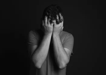 Suicidio en México: Hombres registran tasa 4 veces mayor pese a que mujeres reportan más depresión, revela INEGI