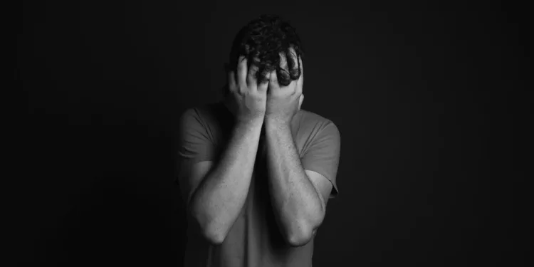 Suicidio en México: Hombres registran tasa 4 veces mayor pese a que mujeres reportan más depresión, revela INEGI
