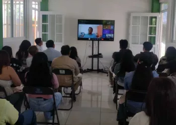 Durante la conferencia se analizaron los retos que plantea la IA.