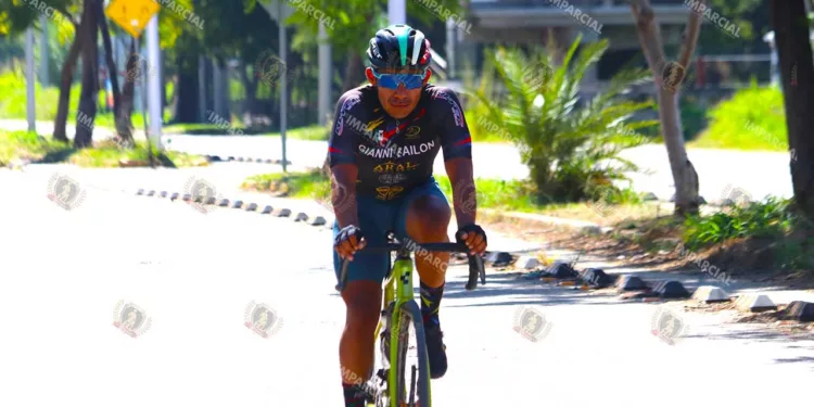 Fotos: Leobardo García Reyes // Efraín Rendón se impuso en el ciclismo del fin de semana.