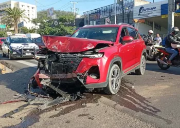 El aparatoso choque entre un camión de pasaje y un automóvil Changan 2025 generó caos vial en pleno Centro.