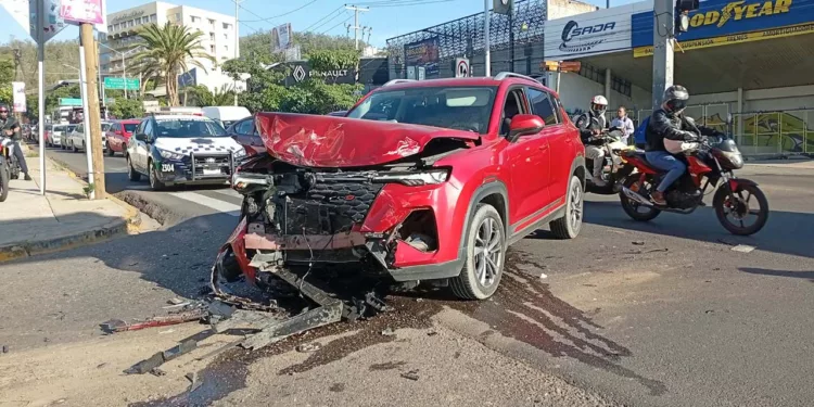 El aparatoso choque entre un camión de pasaje y un automóvil Changan 2025 generó caos vial en pleno Centro.