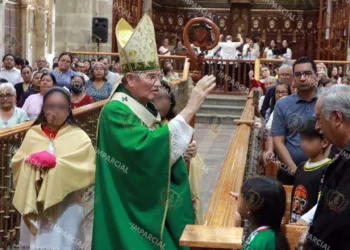 Foto: Adrián Gaytán // Catedral. Después de presidir la misa de mediodía, le cantaron las mañanitas por adelantado, ya que el 16 de septiembre es su cumpleaños.