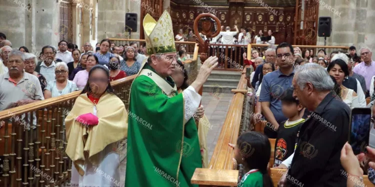 Foto: Adrián Gaytán // Catedral. Después de presidir la misa de mediodía, le cantaron las mañanitas por adelantado, ya que el 16 de septiembre es su cumpleaños.
