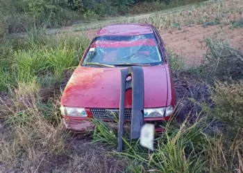 El automóvil Nissan Tsuru de color rojo quedó con severos daños materiales.
