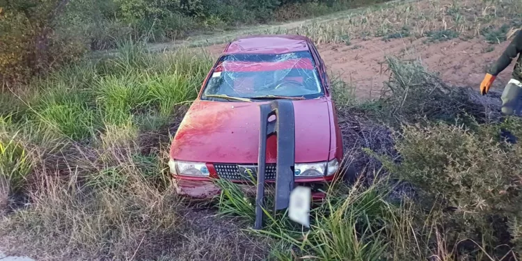 El automóvil Nissan Tsuru de color rojo quedó con severos daños materiales.