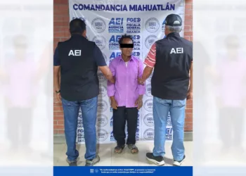 El detenido R.R.M. fue interceptado por la AEI en Miahuatlán y presentado ante el juez penal que lo requería por el homicidio armado ocurrido en 2025.