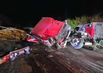 El tractocamión Kenworth terminó recostado y bloqueando de forma total los carriles de la 190.