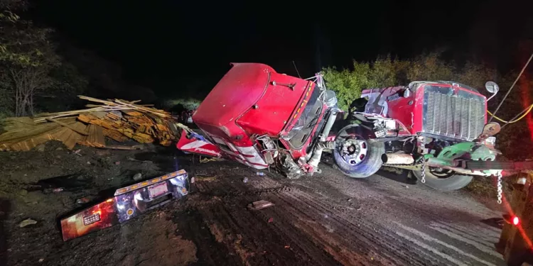El tractocamión Kenworth terminó recostado y bloqueando de forma total los carriles de la 190.