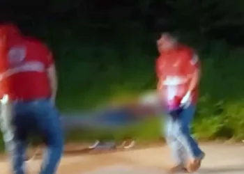 Elementos de Protección Civil brindaron los primeros auxilios al motociclista.