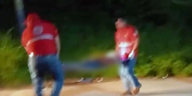 Elementos de Protección Civil brindaron los primeros auxilios al motociclista.