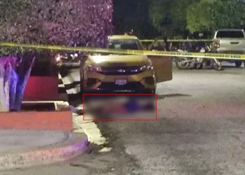 Elementos de la AEI y peritos de la Fiscalía de Oaxaca resguardaron el automóvil Chevrolet y ordenaron el levantamiento del cuerpo.