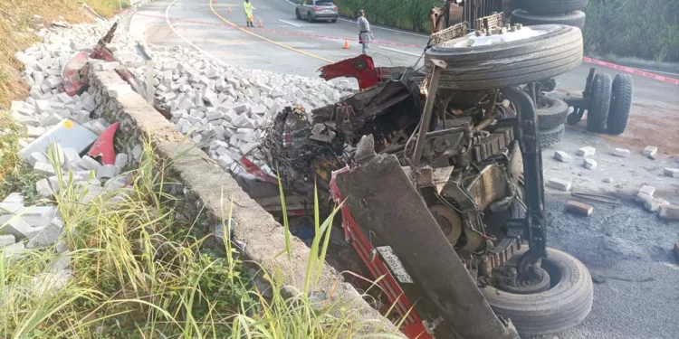 Elementos de la Guardia Nacional y de la Policía Vial Estatal resguardaron el tramo de Santa María Colotepec.