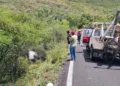 Elementos de la Policía Vial Estatal y municipales inspeccionaron el terreno donde la motocicleta Itálika quedó abandonada tras el fuerte despiste.