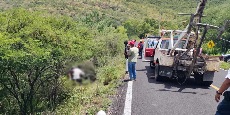 Elementos de la Policía Vial Estatal y municipales inspeccionaron el terreno donde la motocicleta Itálika quedó abandonada tras el fuerte despiste.