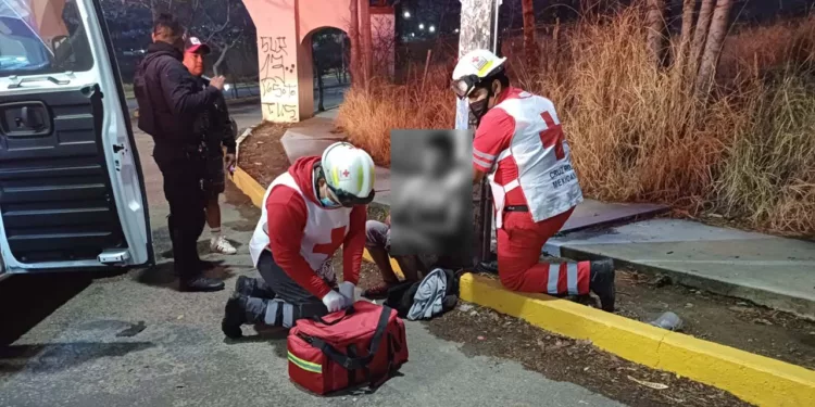 En las inmediaciones del arco del fraccionamiento Álamos fue localizado Lenin Neftalí, severamente herido y amarrado a un poste de luz.