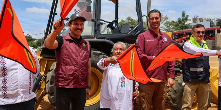 Fotos: cortesía // Este viernes, el presidente municipal, Raymundo Chagoya Villanueva, y Miguel Torruco Garza, subsecretario de Prevención de las Violencias de la SSPC federal, dieron el banderazo de inicio a la construcción del Centro Comunitario México Imparable en la agencia de Pueblo Nuevo.