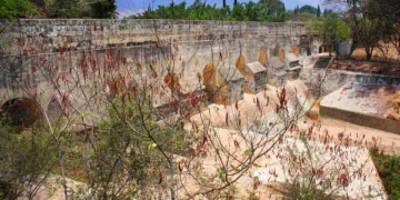 El Acueducto de San Felipe está ubicado en los límites de la colonia La Cascada y el barrio de Xochimilco.