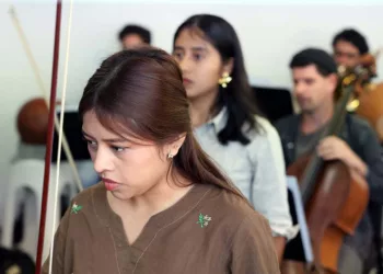 El concierto destacó la participación de seis jóvenes violinistas oaxaqueñas pertenecientes a las comunidades mixe, triqui y mixteca.
