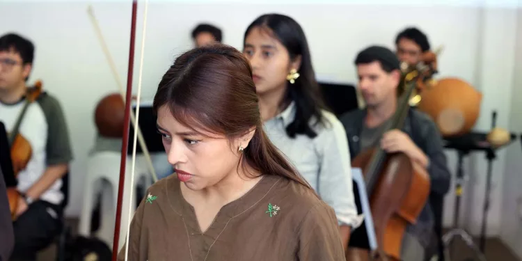 El concierto destacó la participación de seis jóvenes violinistas oaxaqueñas pertenecientes a las comunidades mixe, triqui y mixteca.