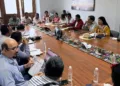 Foto: IEEPO // Emilio Montero, funcionarios del IEEPO “negociando” con dirigentes de la Sección 22.
