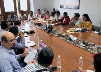 Foto: IEEPO // Emilio Montero, funcionarios del IEEPO “negociando” con dirigentes de la Sección 22.