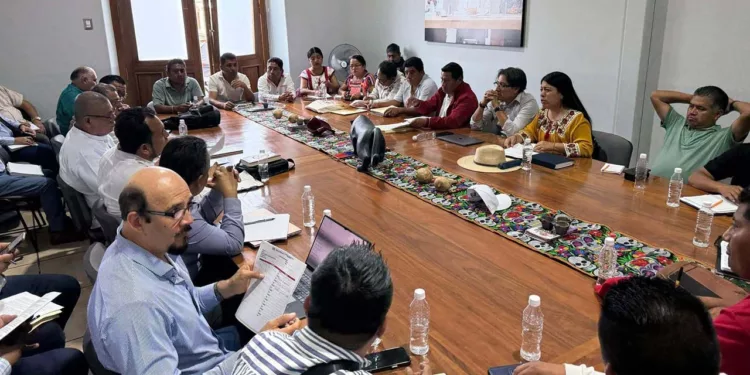 Foto: IEEPO // Emilio Montero, funcionarios del IEEPO “negociando” con dirigentes de la Sección 22.