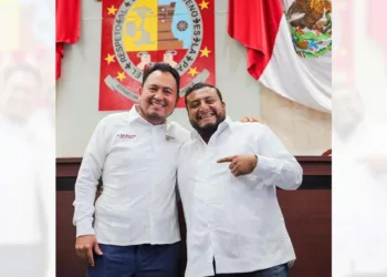 Foto: Congreso de Oaxaca // Emilio Montero y Miguel Sánchez Altamirano luego de la cargada juchiteca durante la comparecencia del director del IEEPO ante diputados.