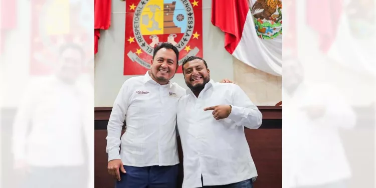 Foto: Congreso de Oaxaca // Emilio Montero y Miguel Sánchez Altamirano luego de la cargada juchiteca durante la comparecencia del director del IEEPO ante diputados.