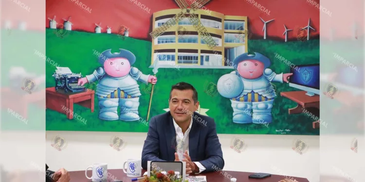 Foto: Adrián Gaytán // En la mesa de trabajo con periodistas, Luis Alfonso Silva Romo dio cuenta de la labor realizada en el senado y su visión de Oaxaca, capital.