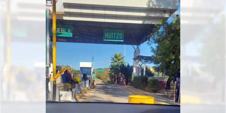 Foto: redes sociales // En noviembre de 2023 automovilistas denunciaron presunta extorsión en la caseta de Huitzo.