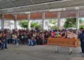 Familiares y ciudadanos de Matías Romero despidieron con porras y exigencias de justicia el féretro de Amy Navarrete Arriola en el parque central.