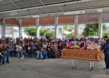 Familiares y ciudadanos de Matías Romero despidieron con porras y exigencias de justicia el féretro de Amy Navarrete Arriola en el parque central.