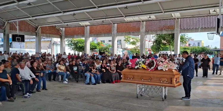 Familiares y ciudadanos de Matías Romero despidieron con porras y exigencias de justicia el féretro de Amy Navarrete Arriola en el parque central.