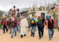 Familias de Santa Cruz Itundujia participaron en la tradicional calenda y procesión.