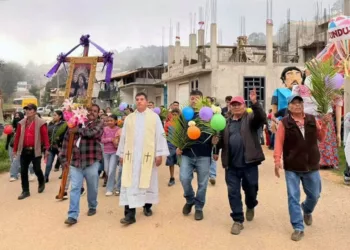 Familias de Santa Cruz Itundujia participaron en la tradicional calenda y procesión.