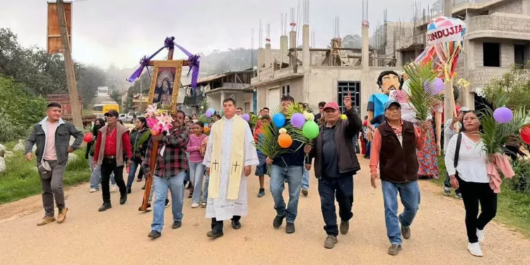 Familias de Santa Cruz Itundujia participaron en la tradicional calenda y procesión.