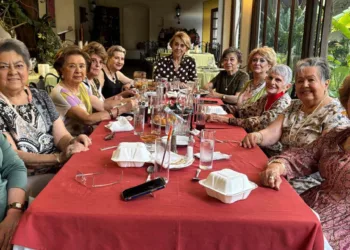 Geña Campa y Toña Díaz recibieron felicitaciones y buenos deseos durante el ameno desayuno.