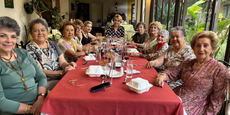 Geña Campa y Toña Díaz recibieron felicitaciones y buenos deseos durante el ameno desayuno.
