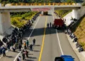 Foto: redes sociales // Habitantes de los coatlanes montaban guardia sobre el trazo de la súpercarretera Barranca Larga-Ventanilla.