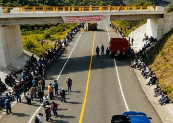 Foto: redes sociales // Habitantes de los coatlanes montaban guardia sobre el trazo de la súpercarretera Barranca Larga-Ventanilla.