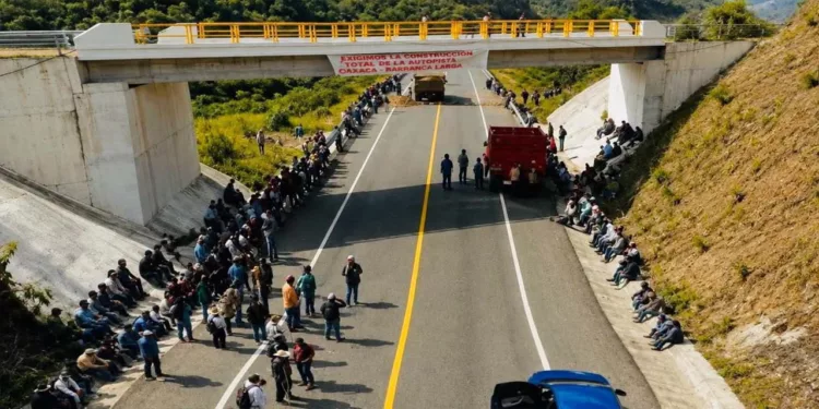Foto: redes sociales // Habitantes de los coatlanes montaban guardia sobre el trazo de la súpercarretera Barranca Larga-Ventanilla.