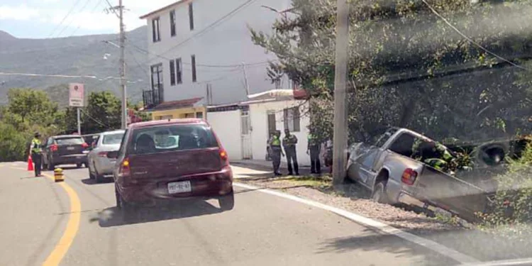 La camioneta Ford F150 terminó dentro de un predio particular.