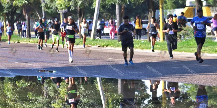 Fotos: Leobardo García Reyes // La Carrera Nahúm Carreño Vásquez tuvo numerosa asistencia.